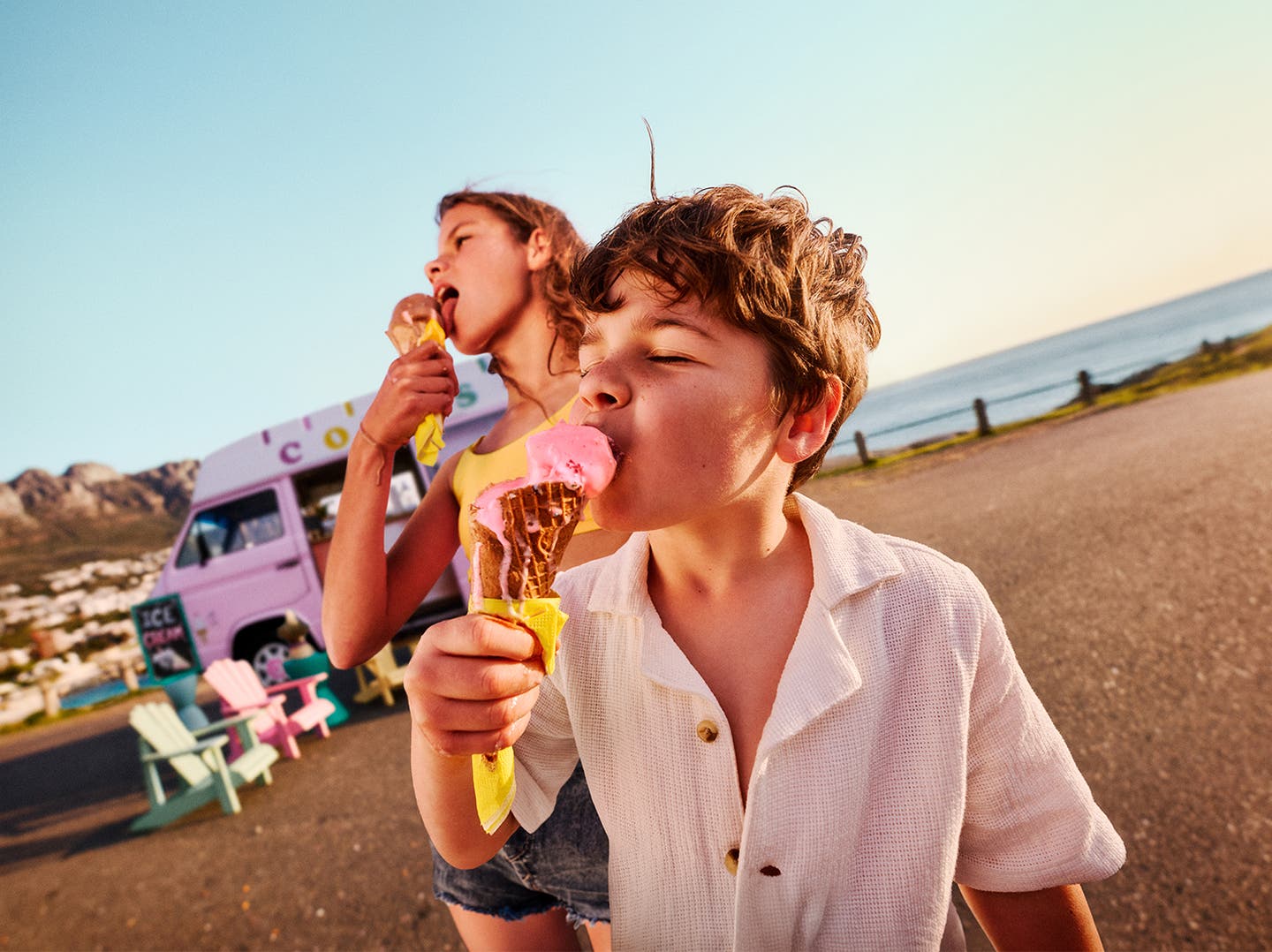 Termin buchen: Kinder essen Eis am Meer