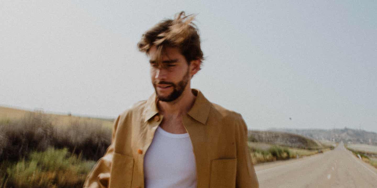 Alvaro Soler auf einer Straße