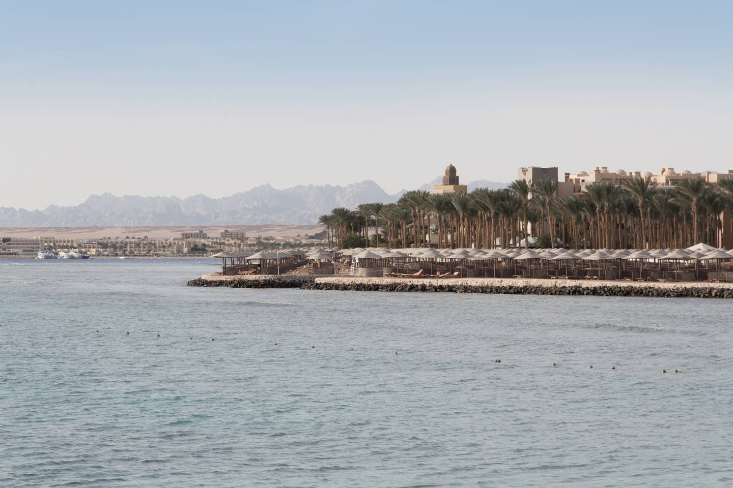 Makadi Bay Urlaub mit DERTOUR. Panoramabild des Strands von Makadi Bay mit Palmen im Hintergrund