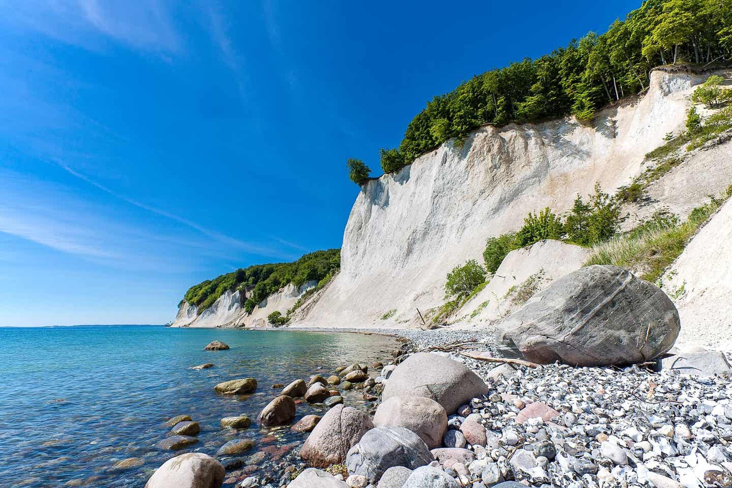 Tolles Fotomotiv: die Kreidefelsen von Rügen und ein Felsstrand