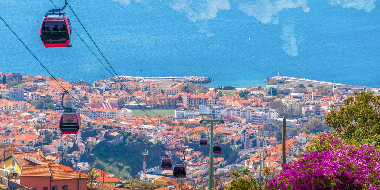 Blick auf Funchal mit der Seilbahn und der Bucht
