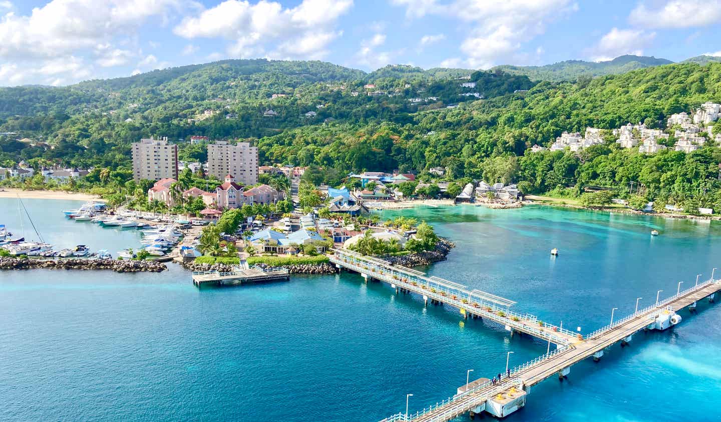 Jamaika beste Reisezeit. Luftaufnahme von Ocho Rios
