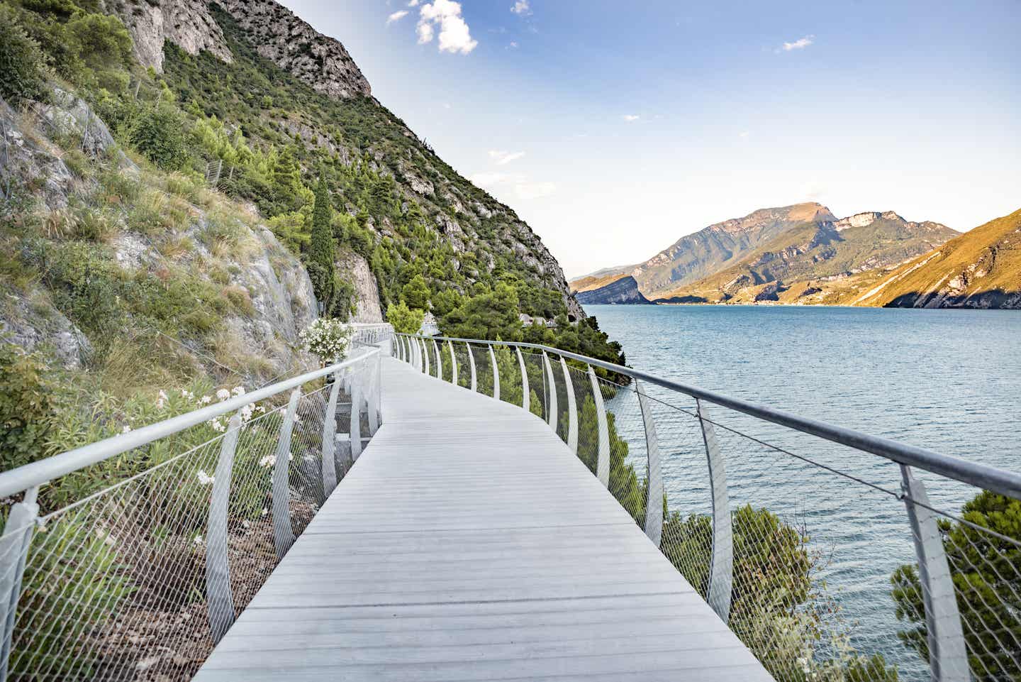 Fahrrad- und Fußgängerweg am Gardasee bei Limone sul Garda, ideal für einen Familienurlaub Gardasee mit Radfahren und Wandern