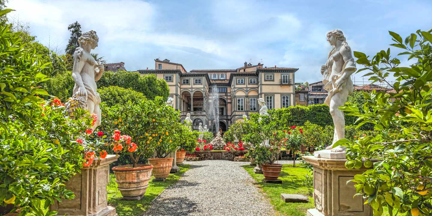 Eine maßgeschneiderte Reise im Palazzo Pfanner in Lucca mit Springbrunnen, umgeben von einem Garten mit Orangenbäumen, Blumen und Statuen auf Sockeln