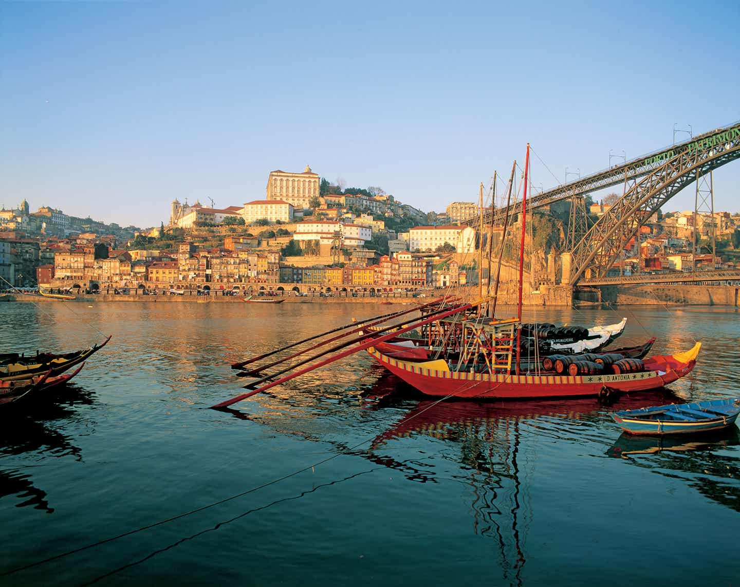 Blick auf die Altstadt von Porto vom Fluss aus
