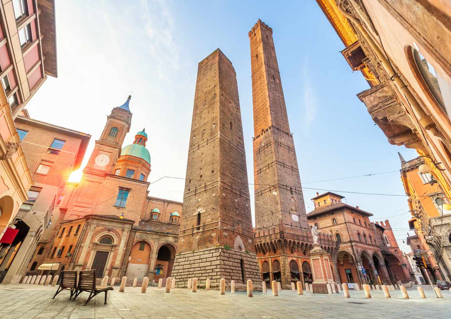 Urlaub in Bologna: Türme Asinelli und Garisenda bei Sonnenaufgang über den Dächern der Altstadt