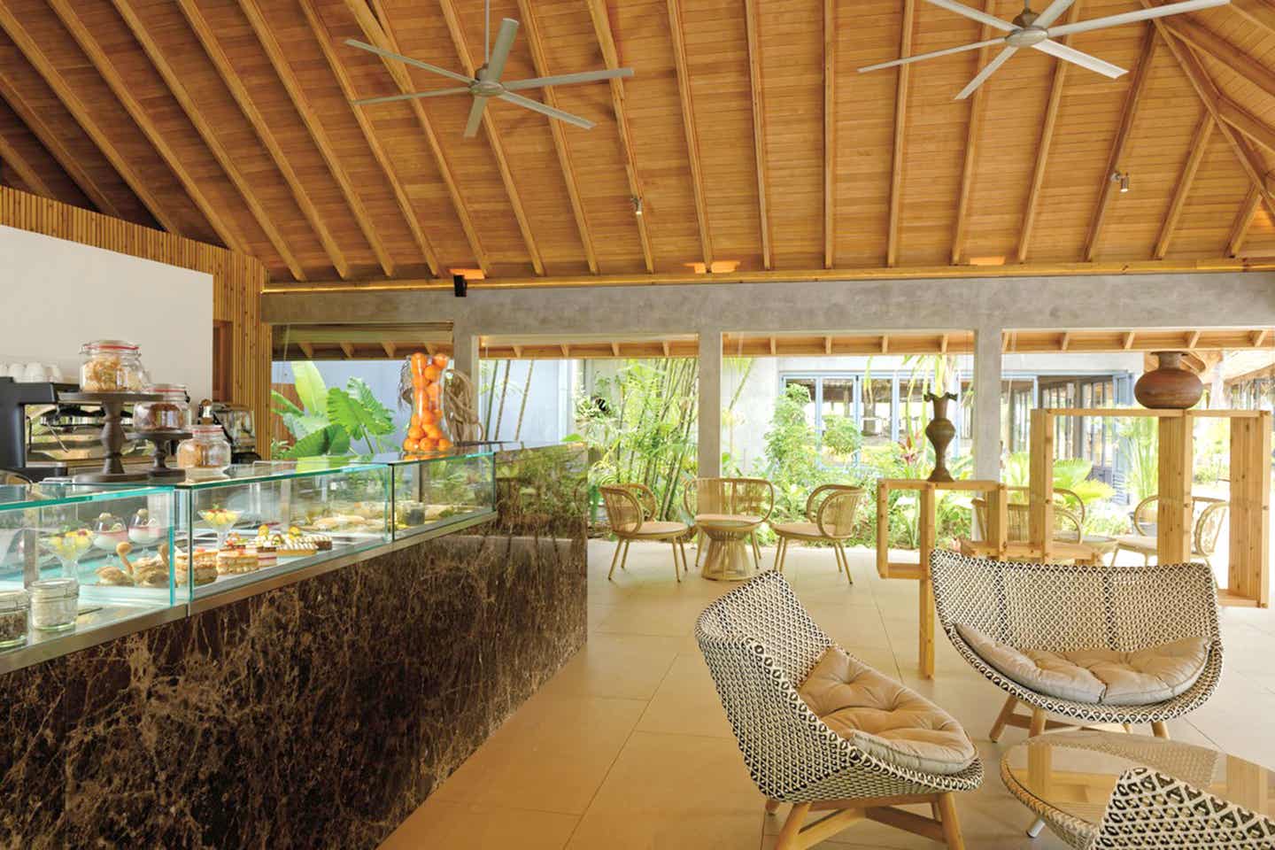 Essen im Outrigger Maldives Maafushivaru
