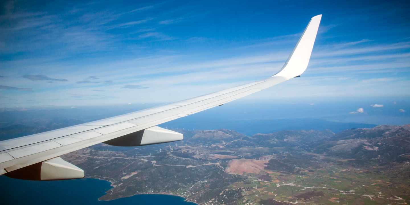 griechenland-kueste-aus-der-luft-flugzeugfluegel-meer-buchten-anreise-g-1211315156.jpg