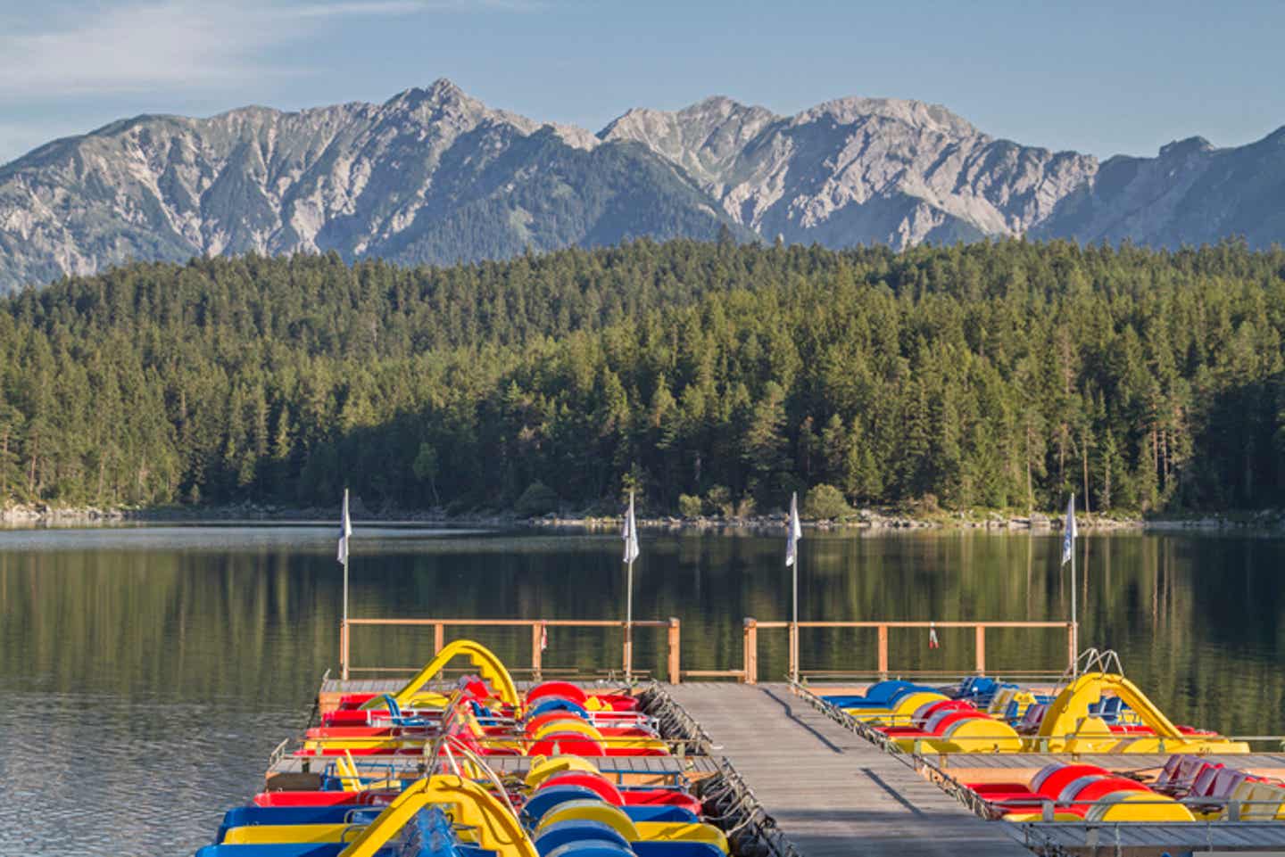 Familienurlaub Bayern: Tretbootfahren auf dem Eibsee