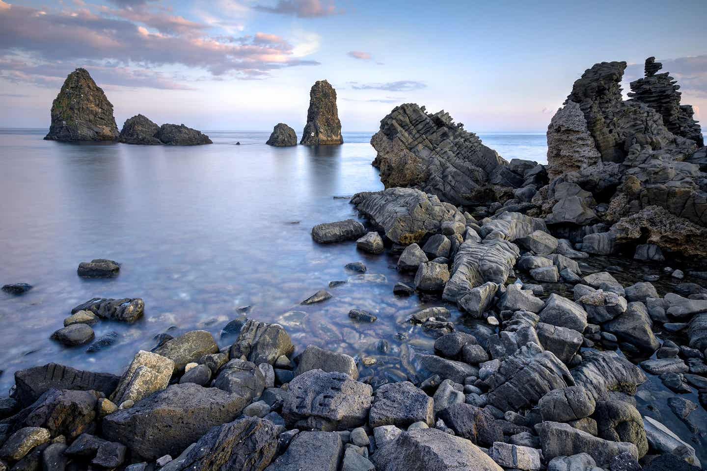 Sagenumwobener, mystischer Strand an der Riviera dei Ciclopi