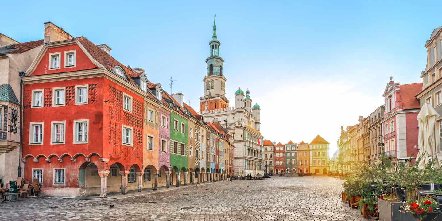 Blick bei Sonnenaufgang auf den Platz Stary Rynek in Posen mit dem alten Rathaus