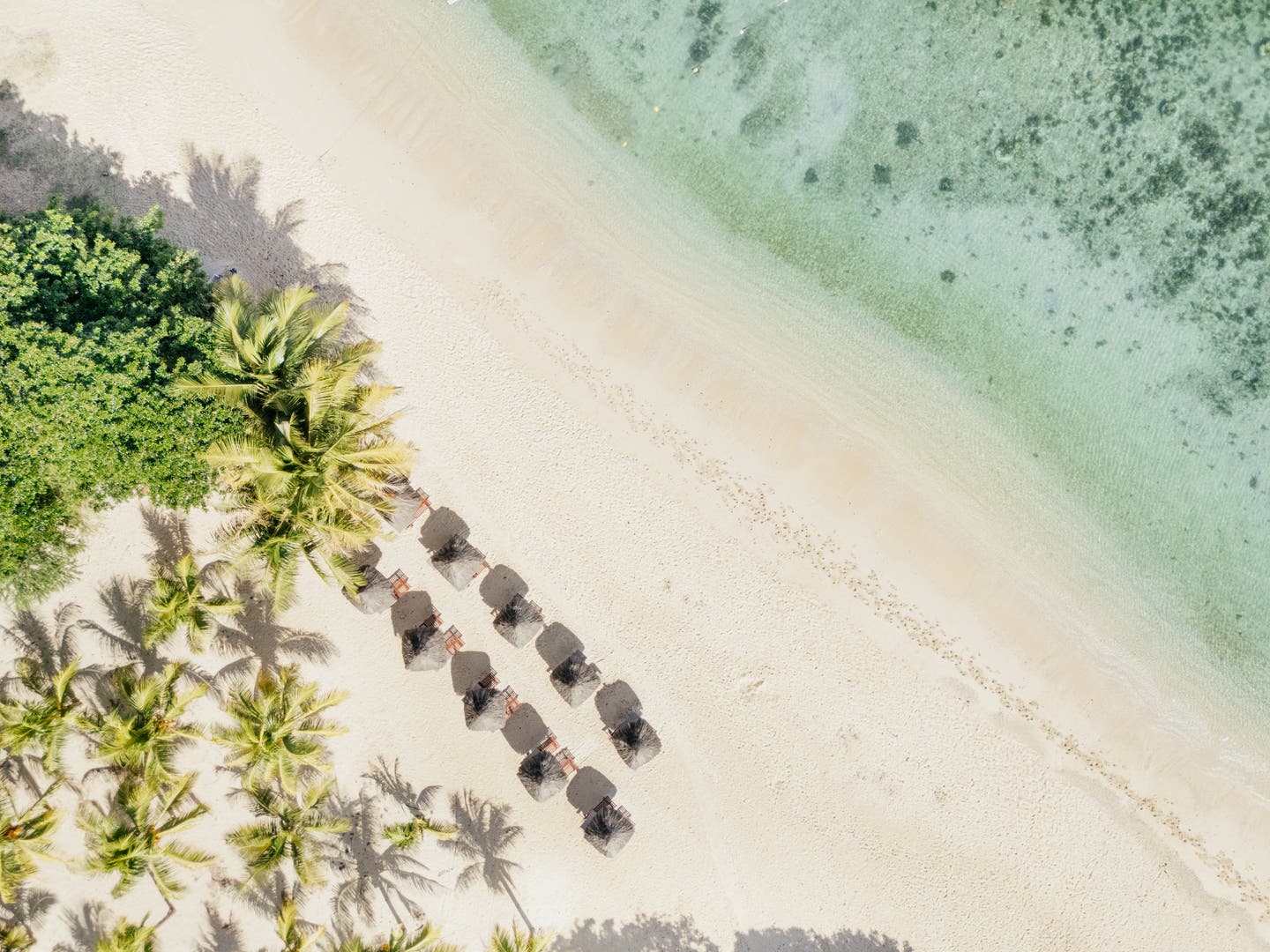 Drohnen-Aufnahme des breiten weißen Sandstrands des Resorts