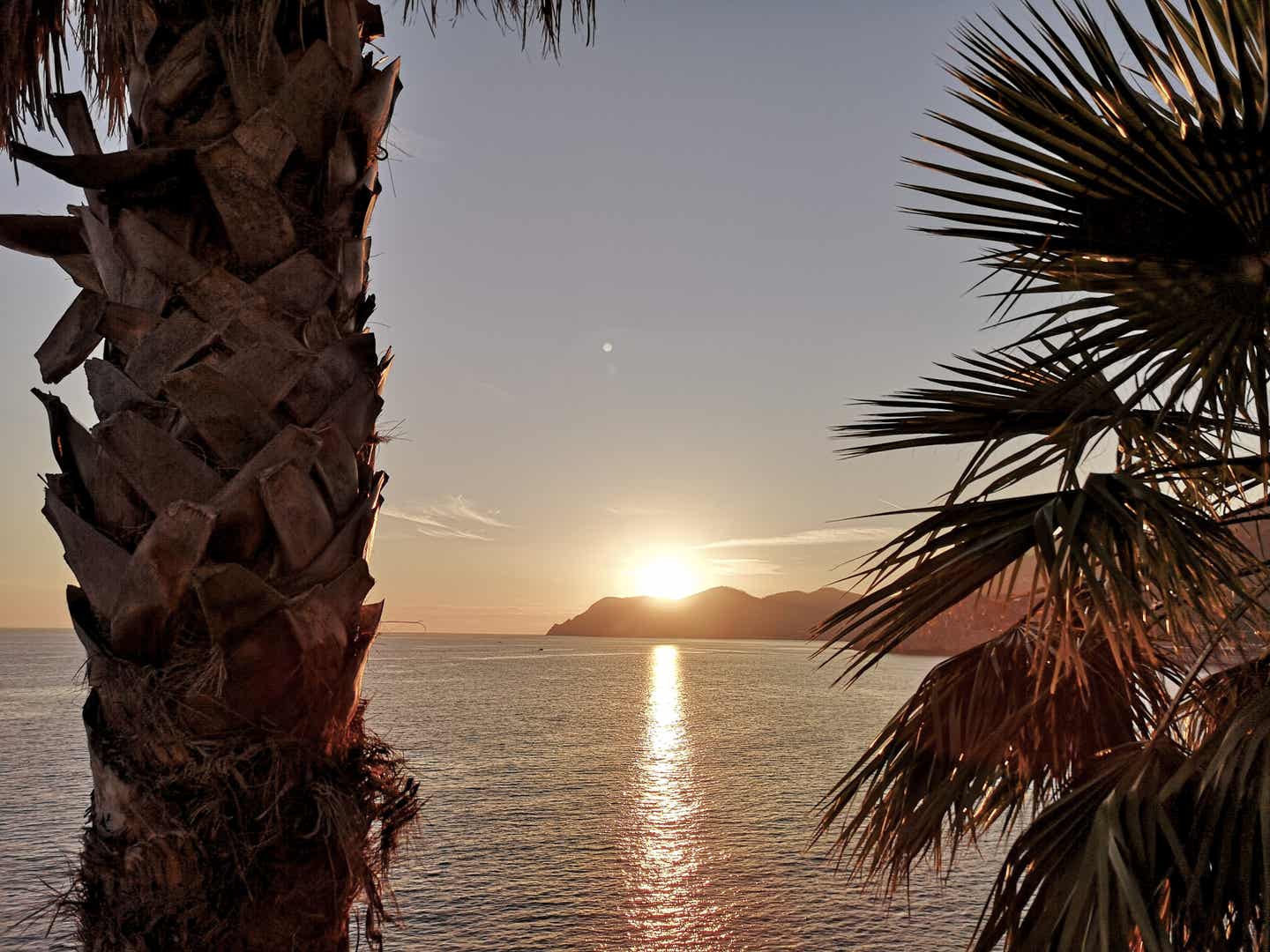 Ligurien Urlaub mit DERTOUR. Sonnenuntergang über dem Meer bei Cinque Terre