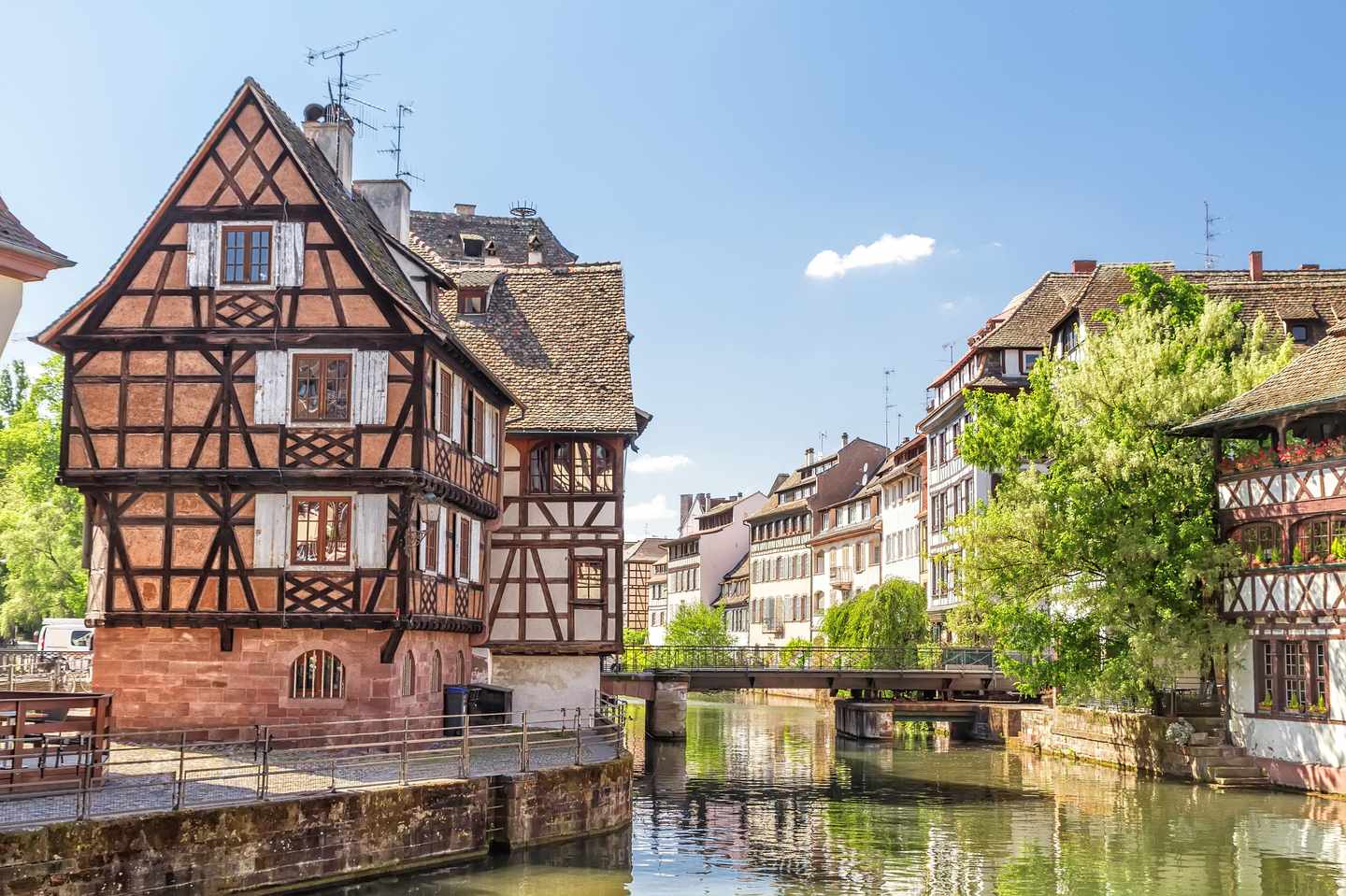 Städtereise Straßburg: Blick auf Fachwerkhäuser im Viertel Petite France