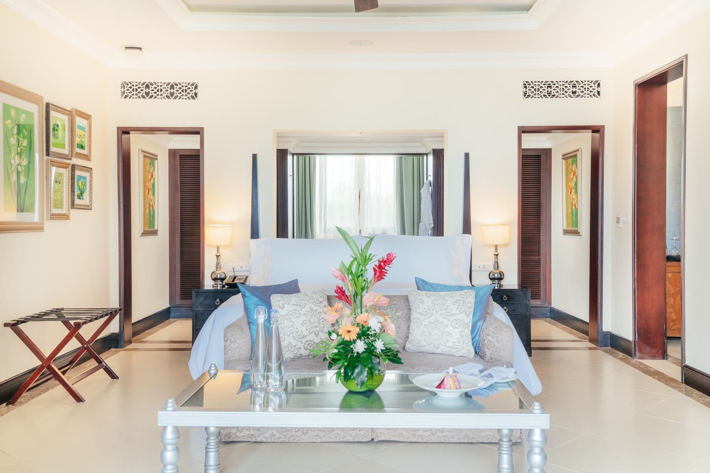 Kingsize-Bett in einer Junior Suite des Resorts