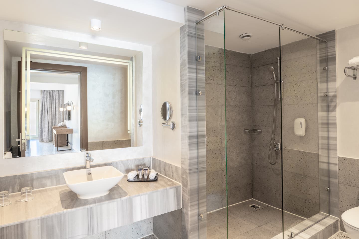 Bad mit Regenwalddusche im Familienzimmer Deluxe Poolview