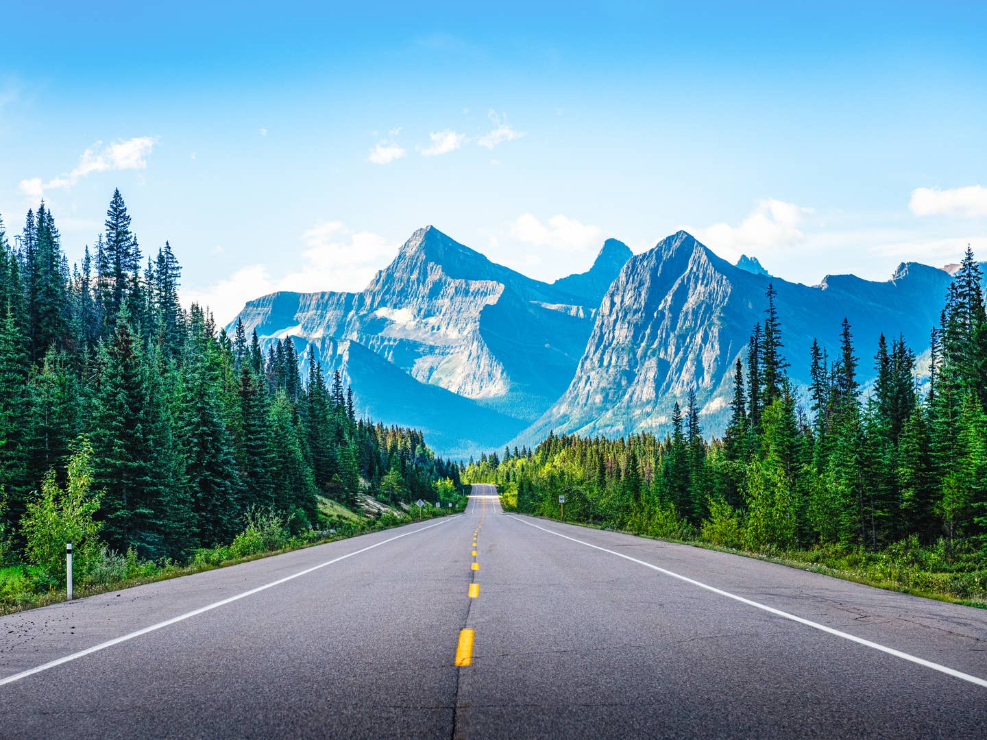 Rundreisen Kanada: Straße im Jasper Nationalpark in der kanadischen Provinz Alberta Rundreisen Kanada: Straße im Jasper Nationalpark in der kanadischen Provinz Alberta