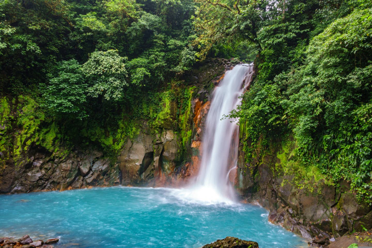 Rundreisen Costa Rica: der Celestial-Wasserfall in einem Nationalpark Costa Ricas