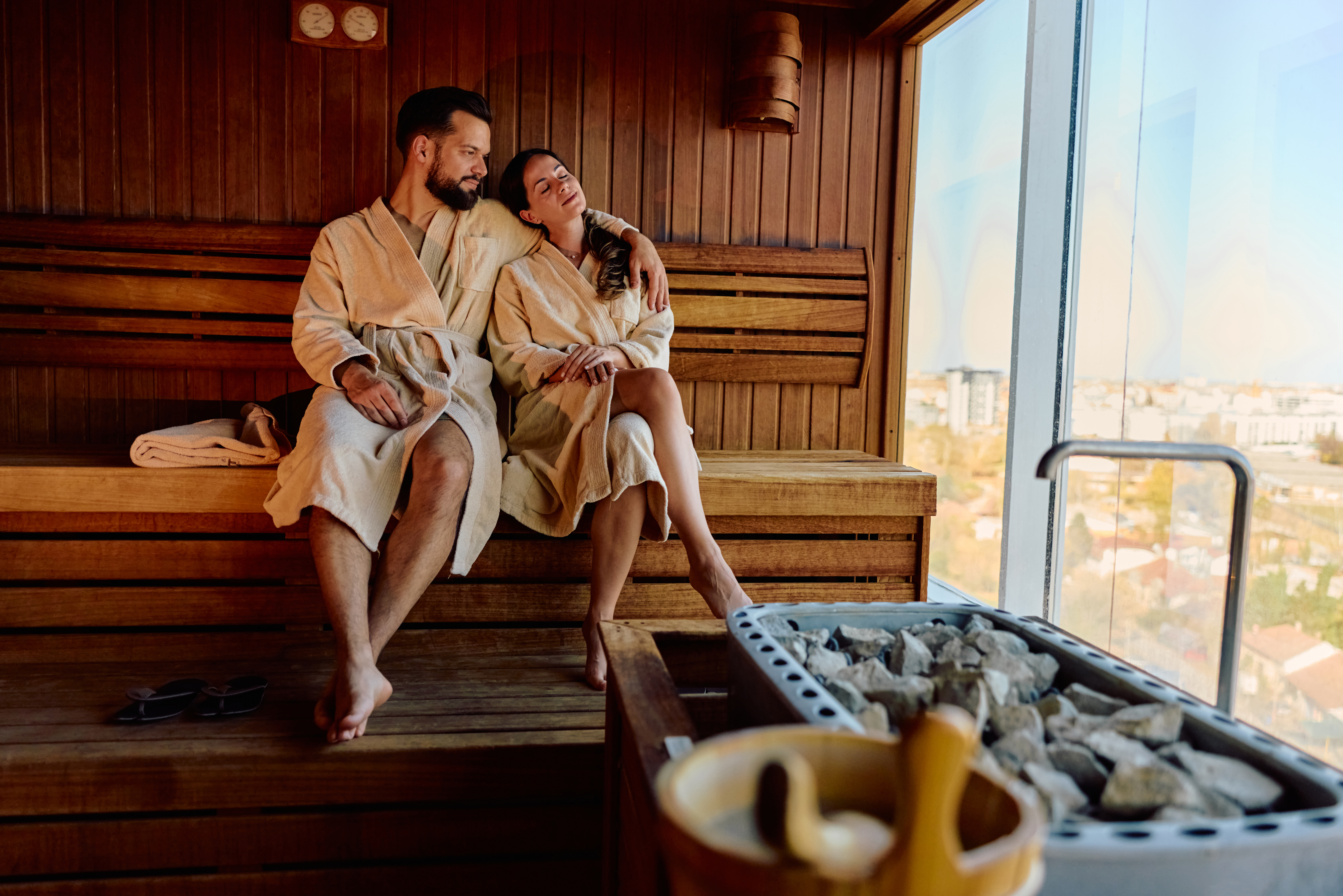 wellnessurlaub-paare-sauna-paar-bademantel-panoramafenster-spa-g-2245303243.jpg
