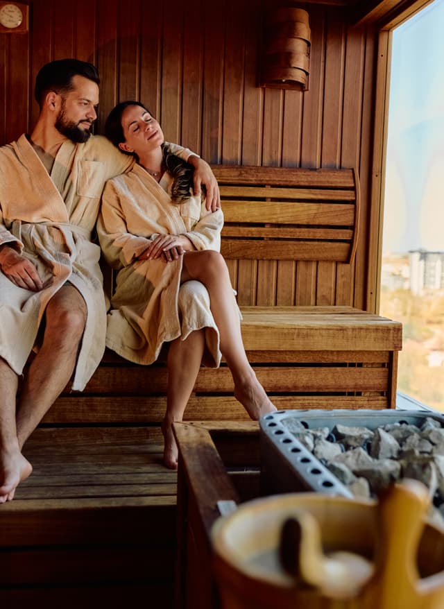 Wellnessurlaub Paare wellnessurlaub-paare-sauna-paar-bademantel-panoramafenster-spa-g-2245303243.jpg