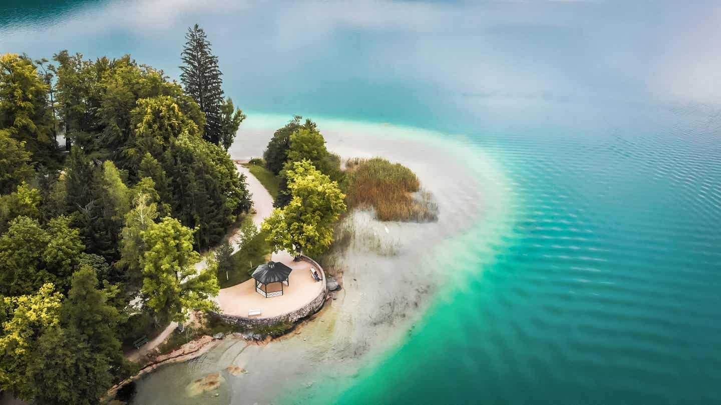 Pörtschach am Wörthersee in Kärnten aus der Luft mit türkisblauem Wasser