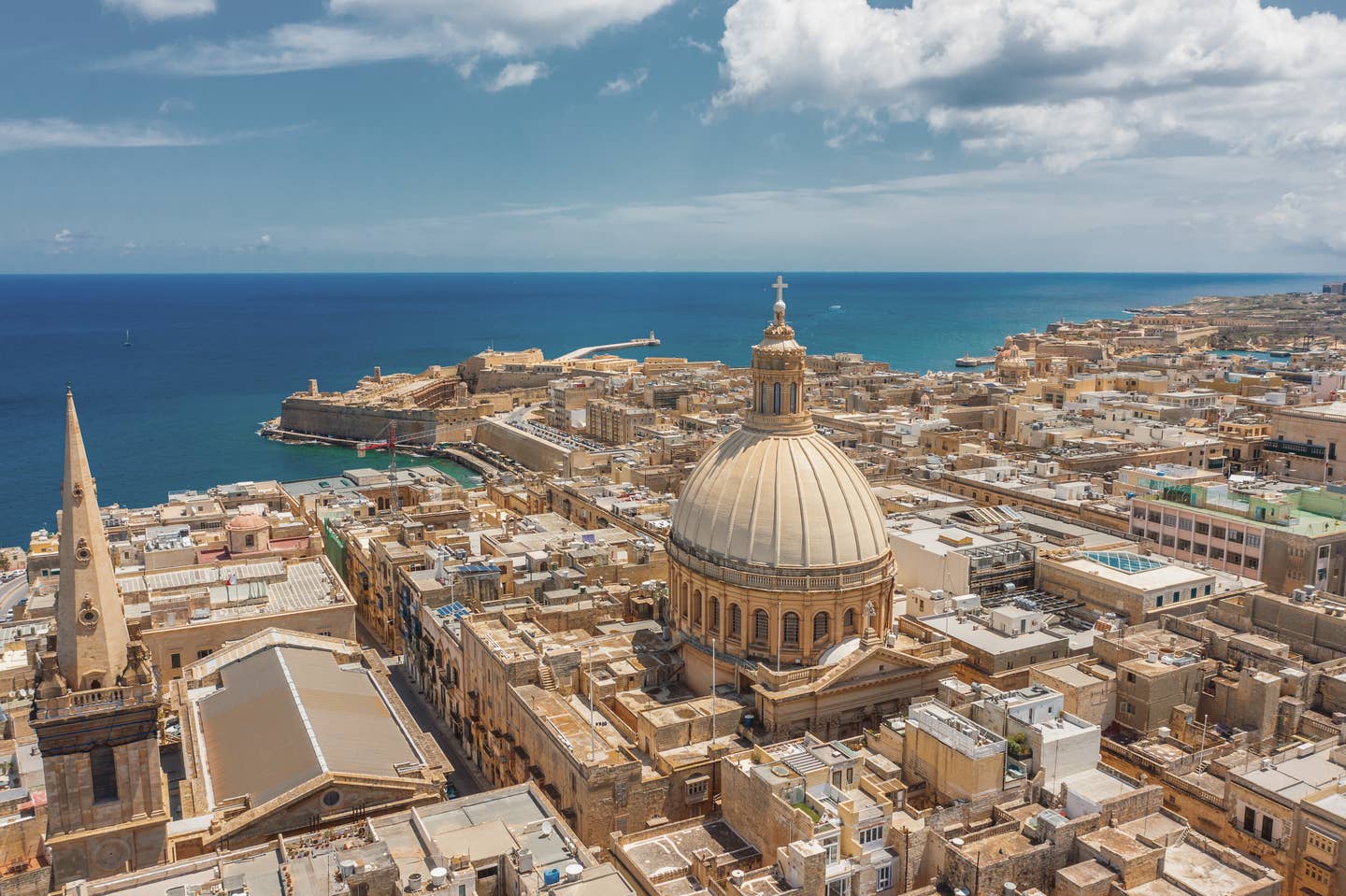 Malta Urlaub mit DERTOUR. Luftaufnahme von Maltas Hauptstadt Valetta mit der Kathedrale St. Paul und dem Mittelmeer im Hintergrund