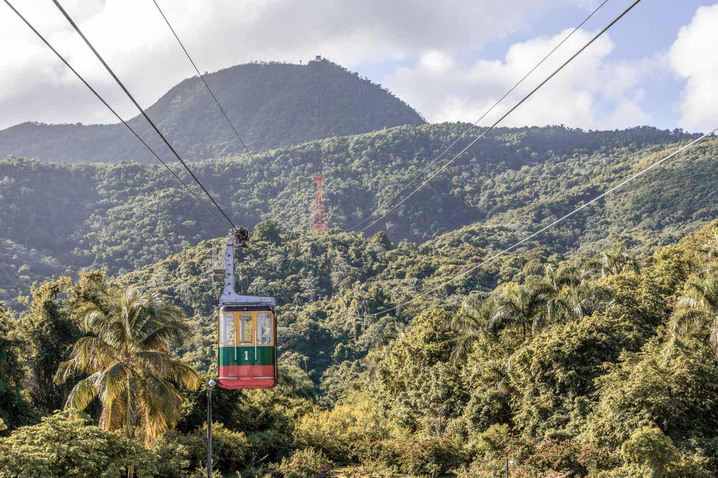 Puerto Plata Urlaub mit DERTOUR. Kabine der Teleferico-Seilbahn von Puerto Plata über dichtem Regenwald