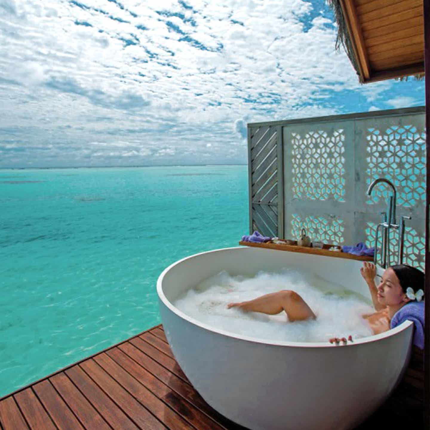 Blaues Wasser rings um das OZEN by Atmosphere at Maadhoo