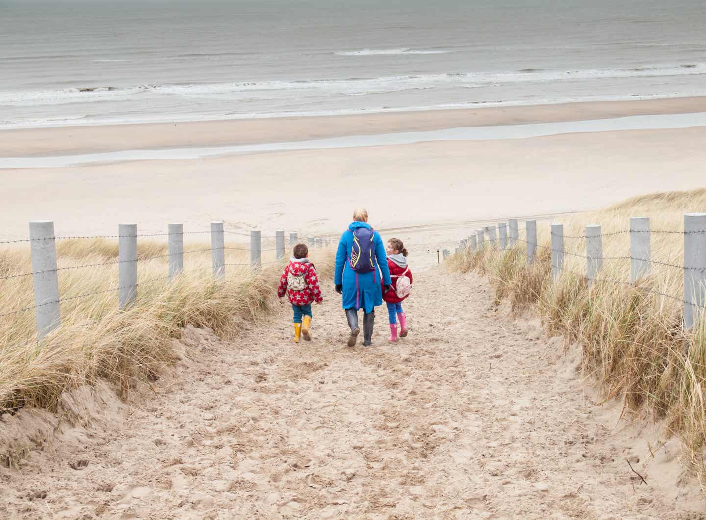 Eine Familie auf dem Weg zum Nordsee-Wattenmeer