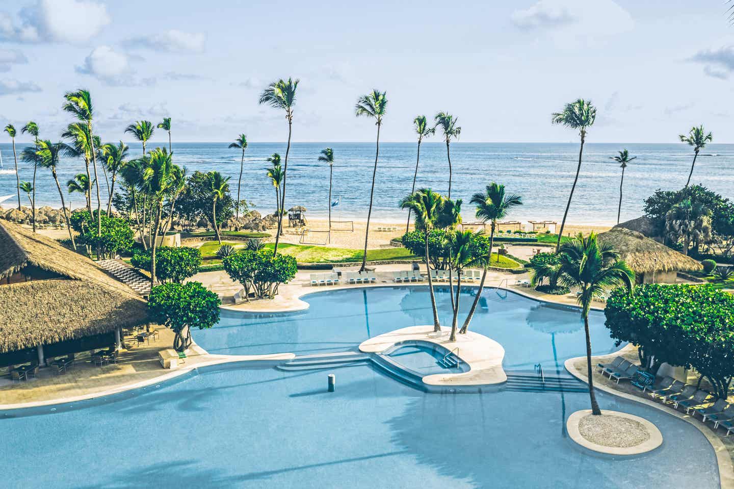 Baden im Iberostar Selection Bavaro Suites Die große Poollandschaft des Iberostar Selection Bavaro Suites mit Palmen und Strand im Hintergrund