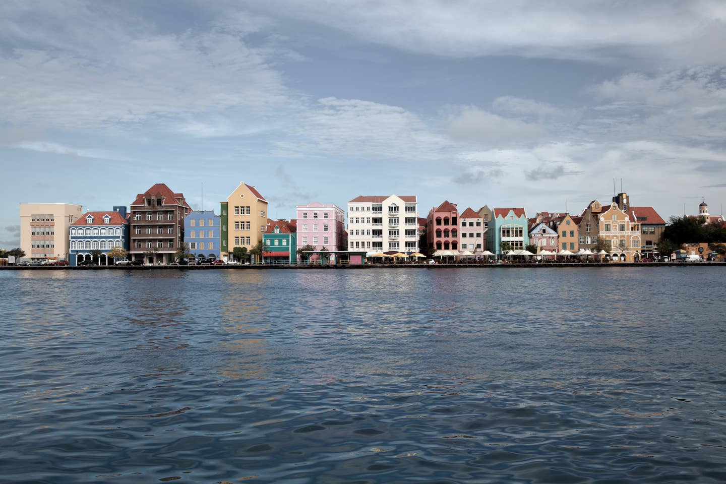 Willemstad Urlaub mit DERTOUR. Wasseransicht der bunten Häuser in Punda ind Willemstad, Curacao