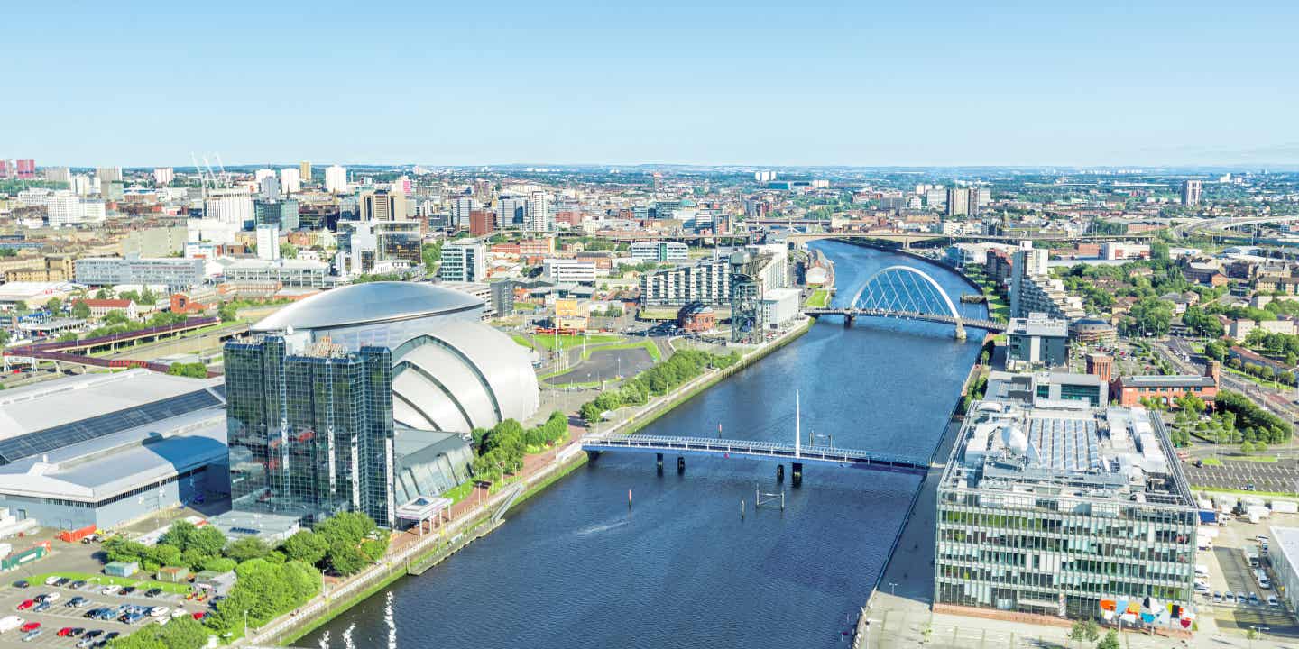 Vogelperspektive auf Glasgow mit dem Fluss Clyde