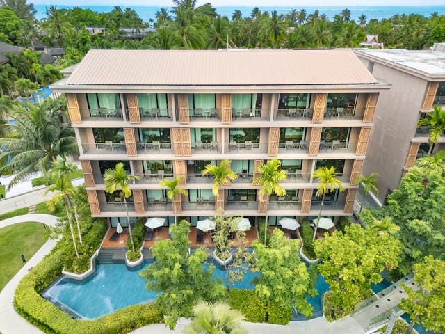 Luftbild eines Hotelgebäudes des La Flora Khao Lak