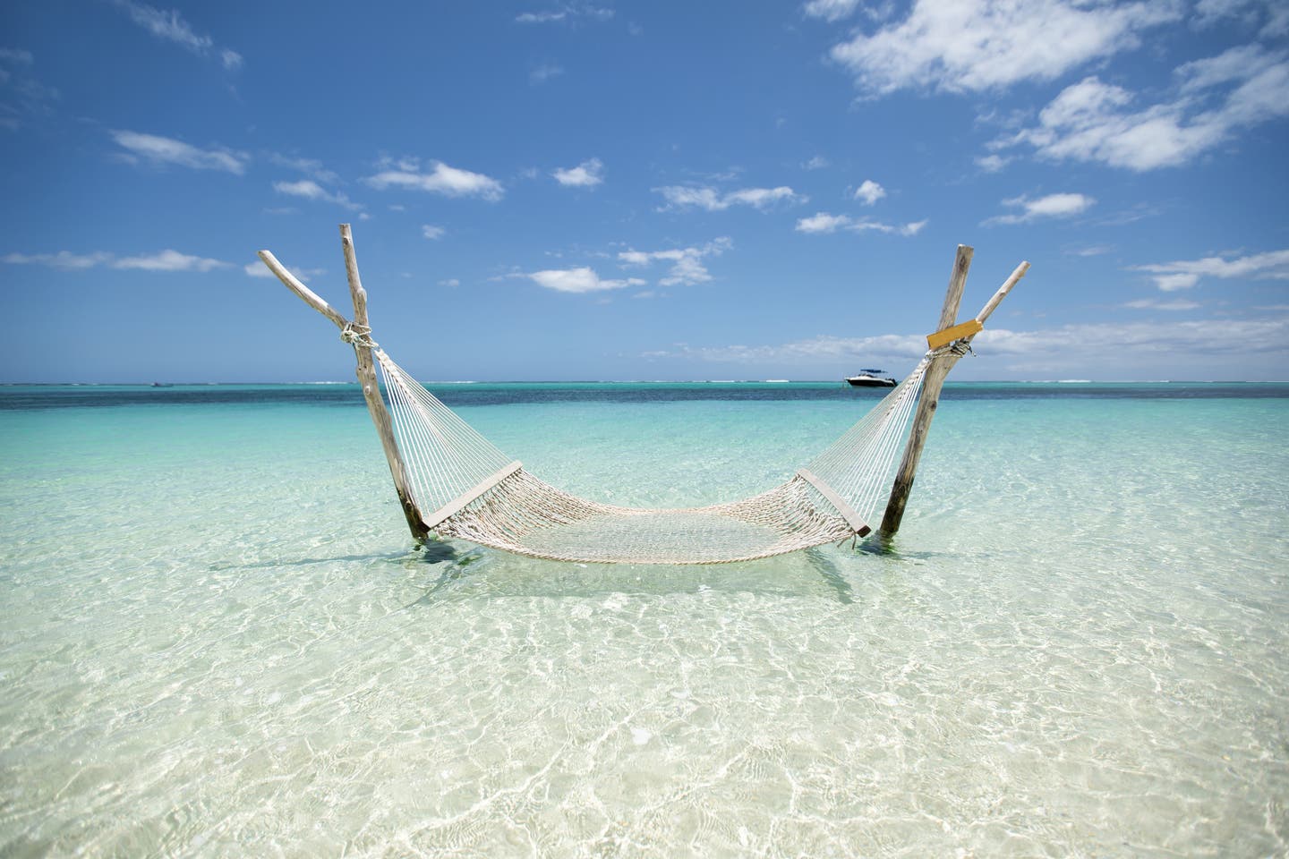 Hängematte im Wasser an einer tropischen Lagune vor Mauritius