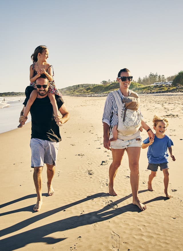 Zu den Angeboten Familienurlaub am Strand: Familie hat Spaß am Strand
