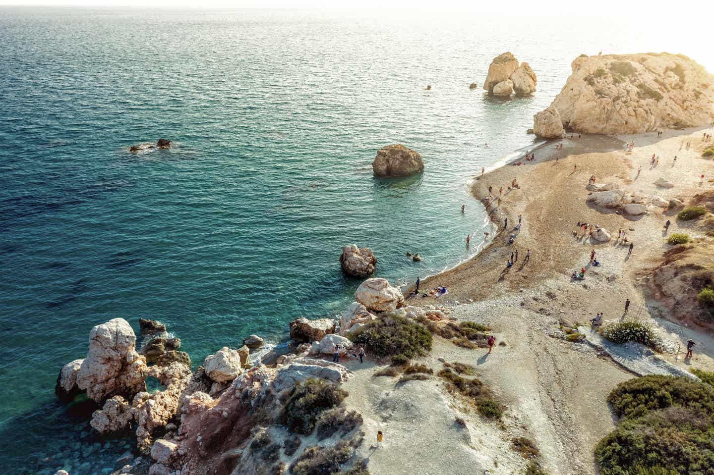 Zypern Urlaub mit DERTOUR. Strand von Petra Tou Romiou - der Sage nach der Geburtsort der Göttin Aphrodite