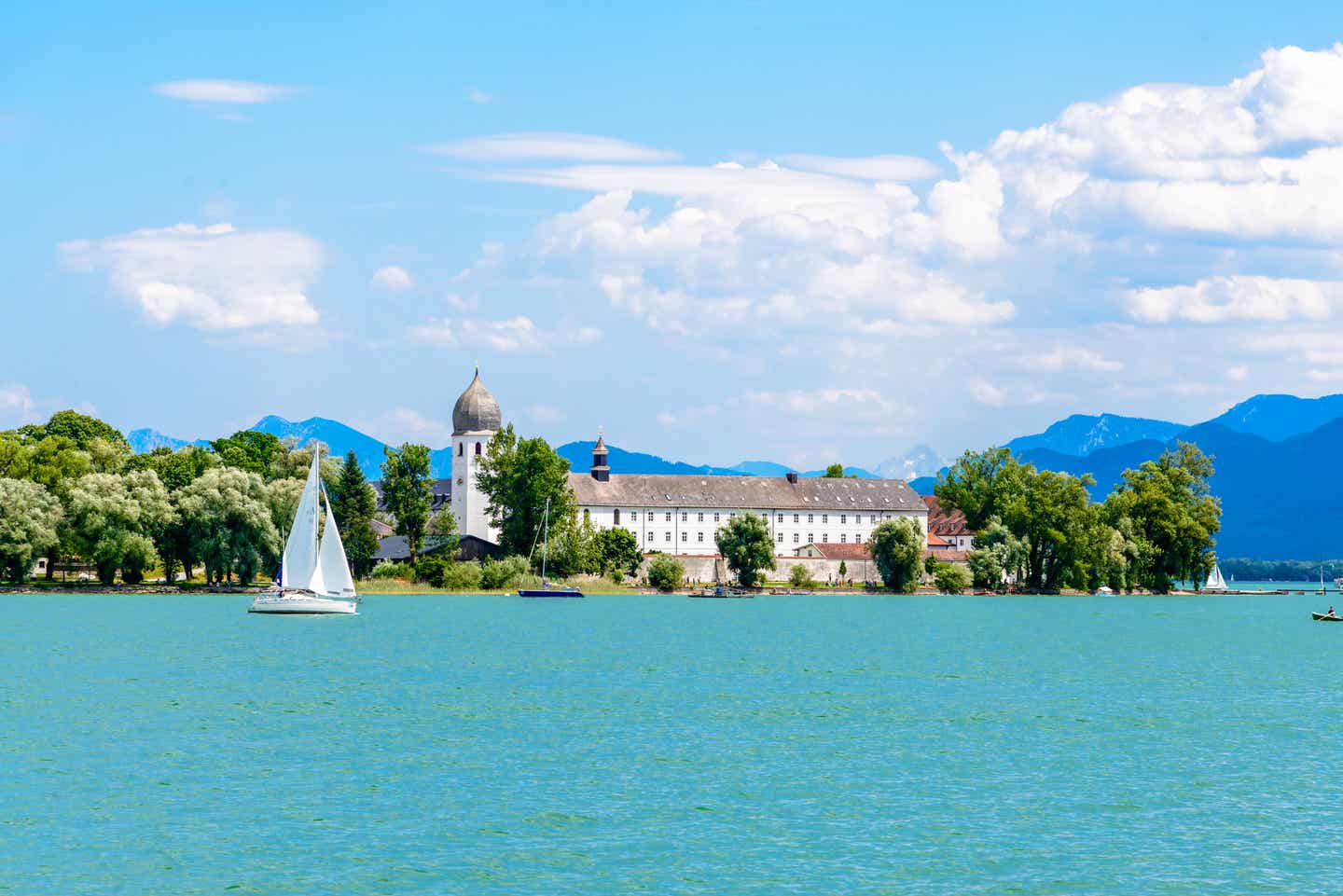 Oberbayern Urlaub mit DERTOUR. Fraueninsel im Chiemsee mit dem Kloster Frauenchiemsee