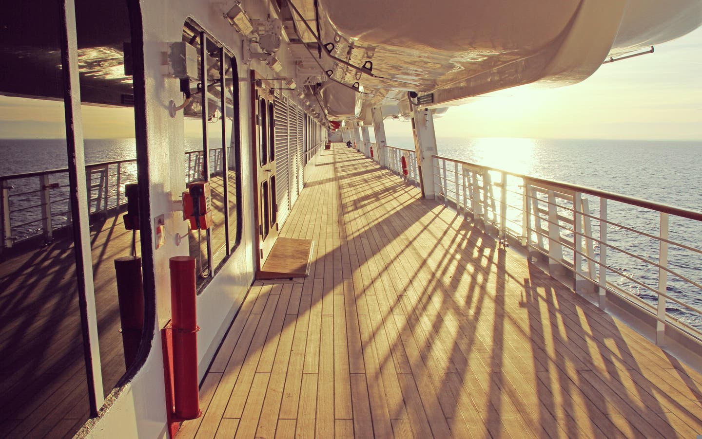 Deck eines Kreuzfahrtschiffes im Sonnenlicht