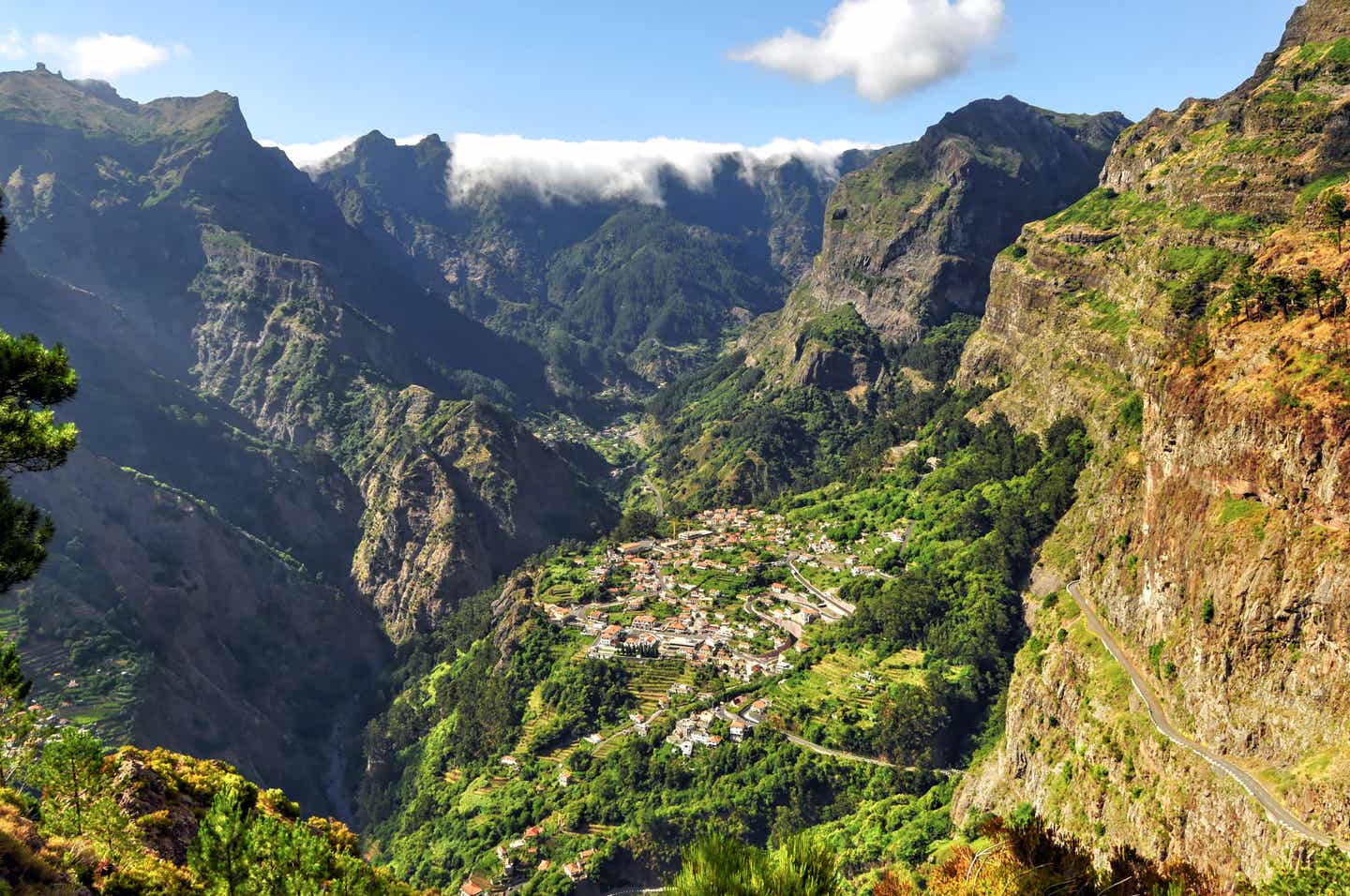 Madeira Sehenswürdigkeiten: Blick auf das Dorf Curral das Freiras auf Madeira