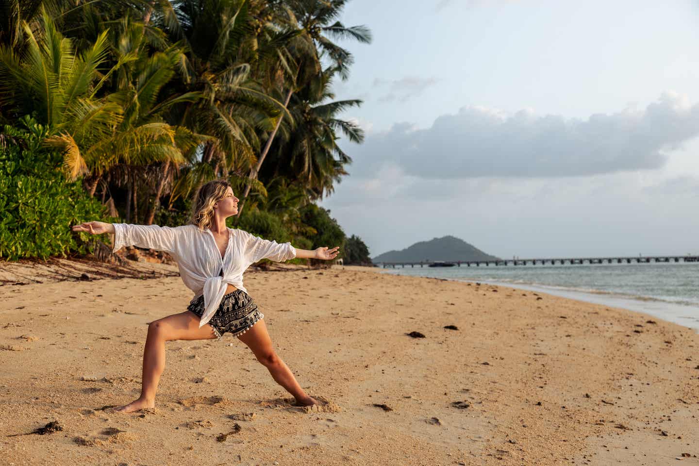 Yoga am Strand von Thailand