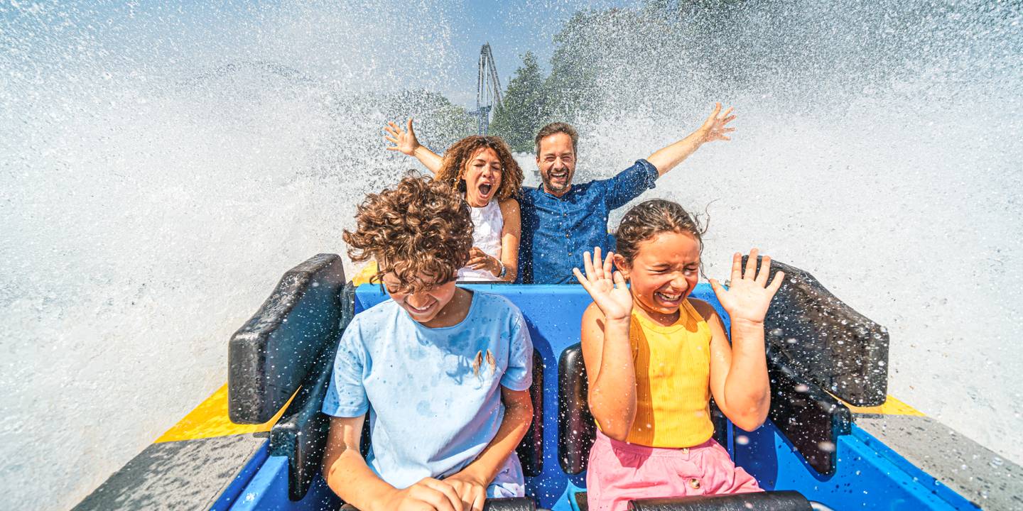 Familie wird nass in Wasserbahn