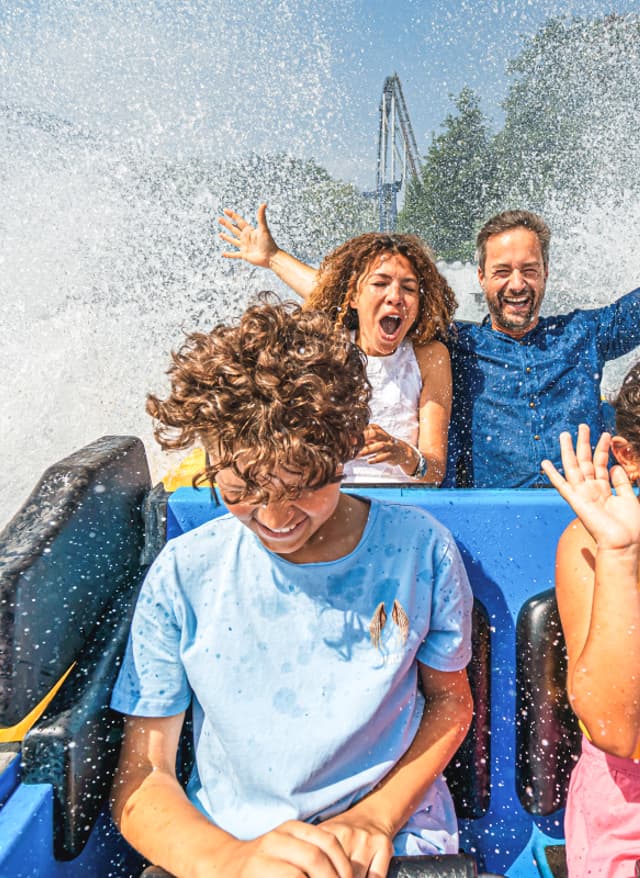 Europa-Park Familie wird nass in Wasserbahn