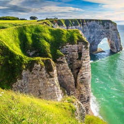 frankreich-normandie-etretat-klein-g-637817530.jpg