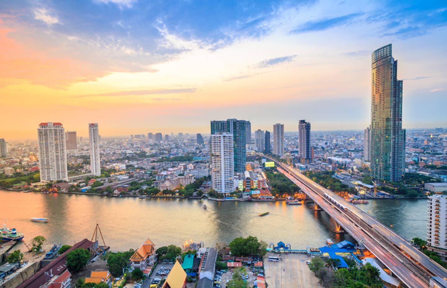 Rundreisen Bangkok: die Skyline Bangkoks mit dem Fluß Chao Phraya im Vordergrund
