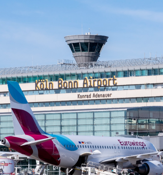 Köln Bonn Airport: Flugzeug Eurowings steht am Terminal