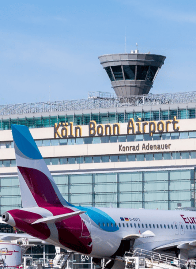Jetzt entdecken Köln Bonn Airport: Flugzeug Eurowings steht am Terminal