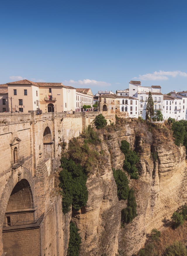 Das Beste von Andalusien Brücke in den Fels gebaut und weiße Häuser