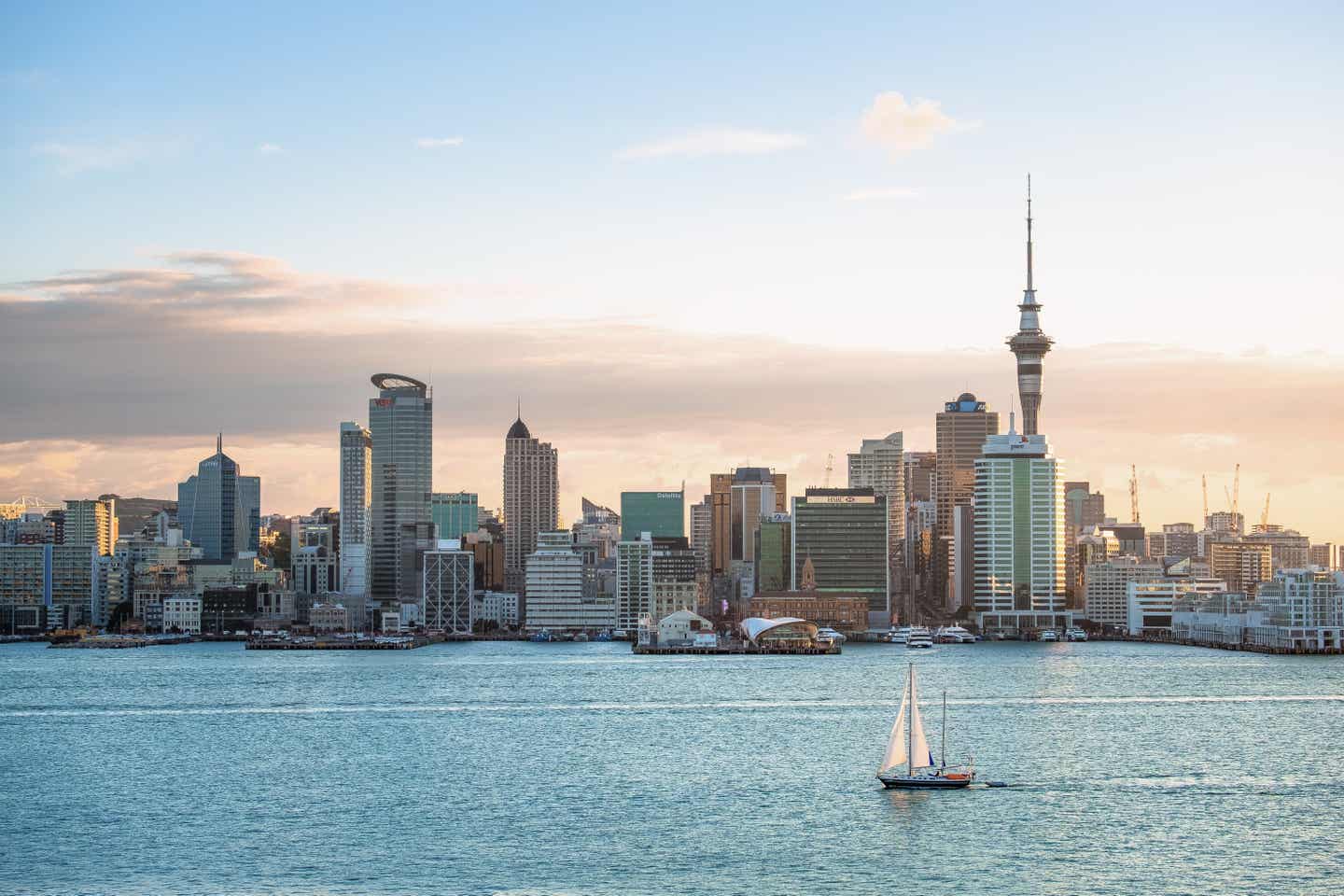 Neuseeland beste Reisezeit: Skyline von Auckland City