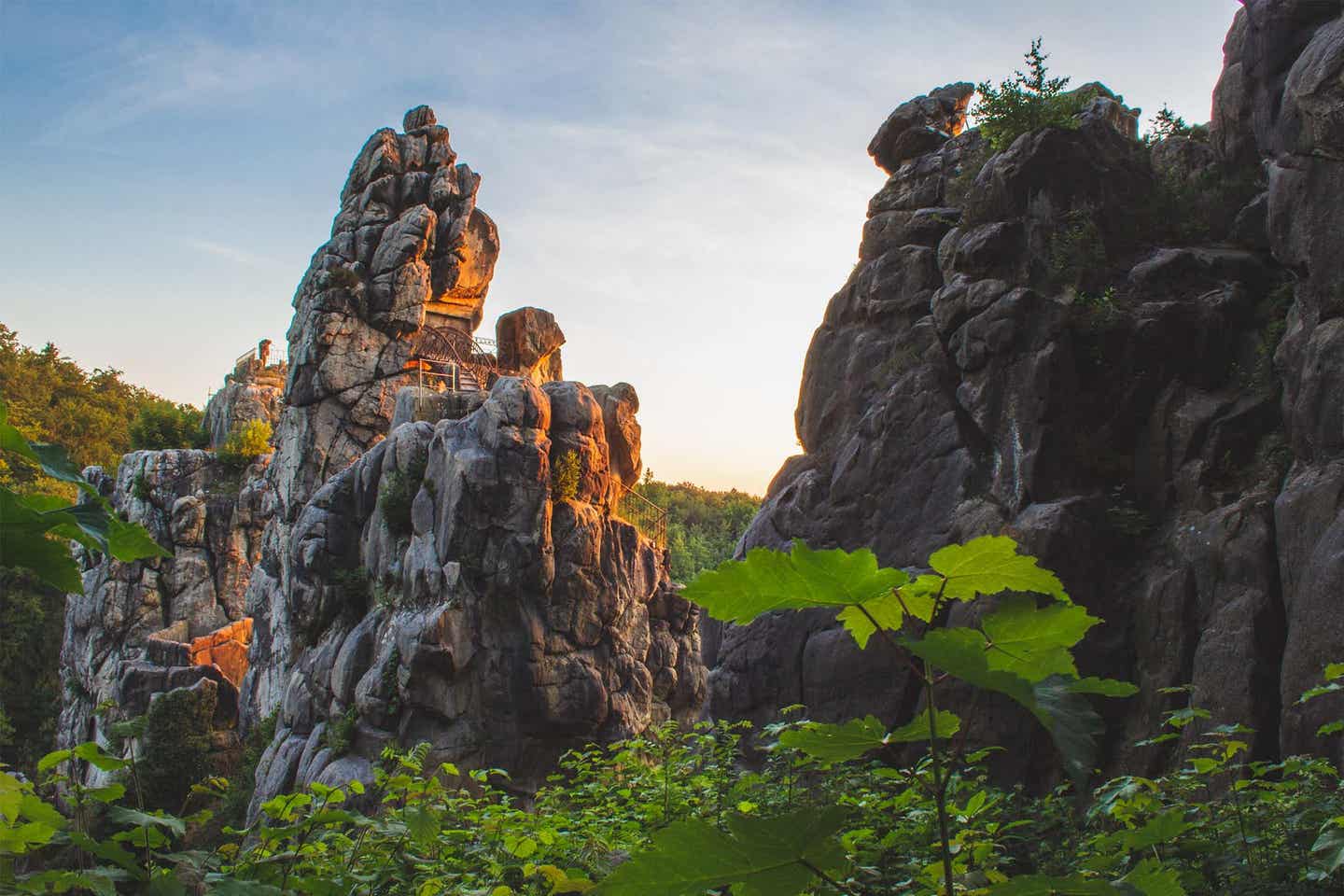 Deutschland Teutoburger Wald Sandsteinformation bei Sonnenuntergang