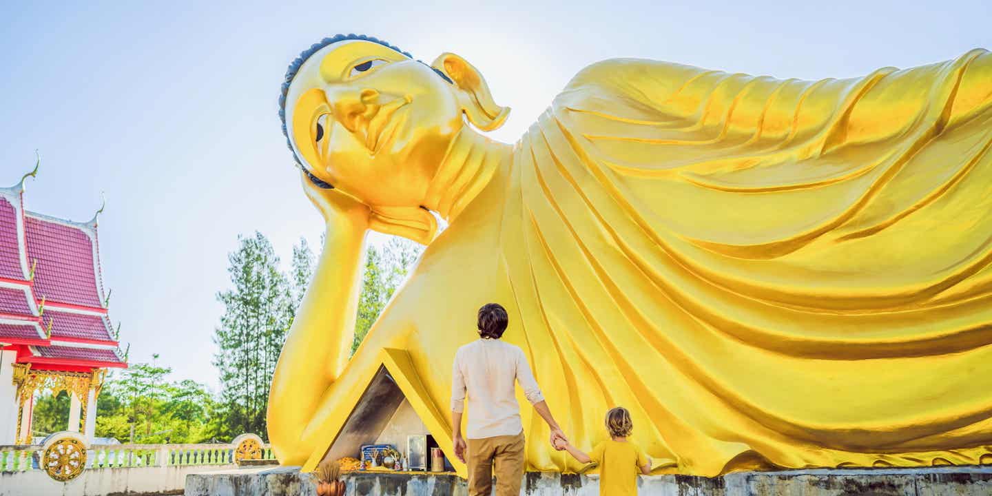 Vater und Sohn vor dem Lying Buddha in Phuket